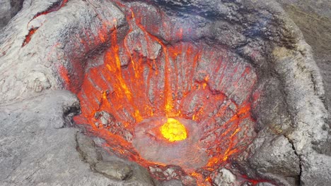 vista aérea de drones desde arriba hacia abajo del cráter del volcán activo volcán fagradalsfjall en la península de reykjanes en islandia