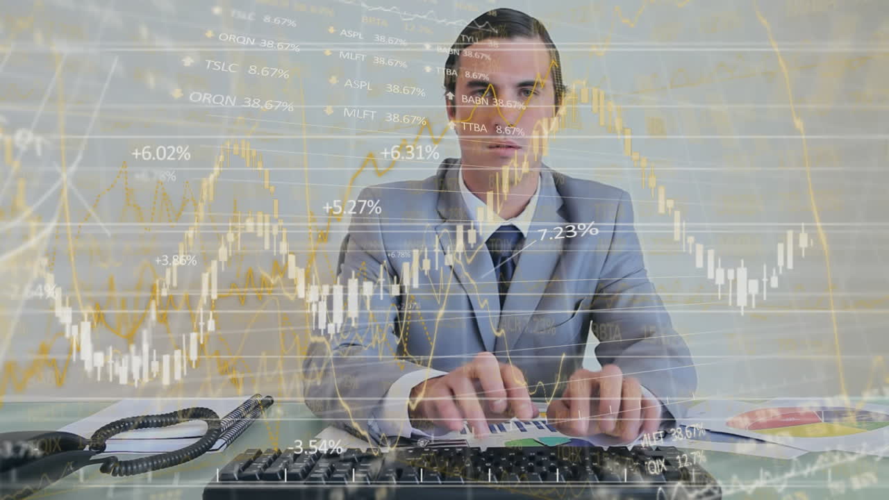 Animazione dell'elaborazione di dati finanziari su un uomo d'affari caucasico che usa il computer