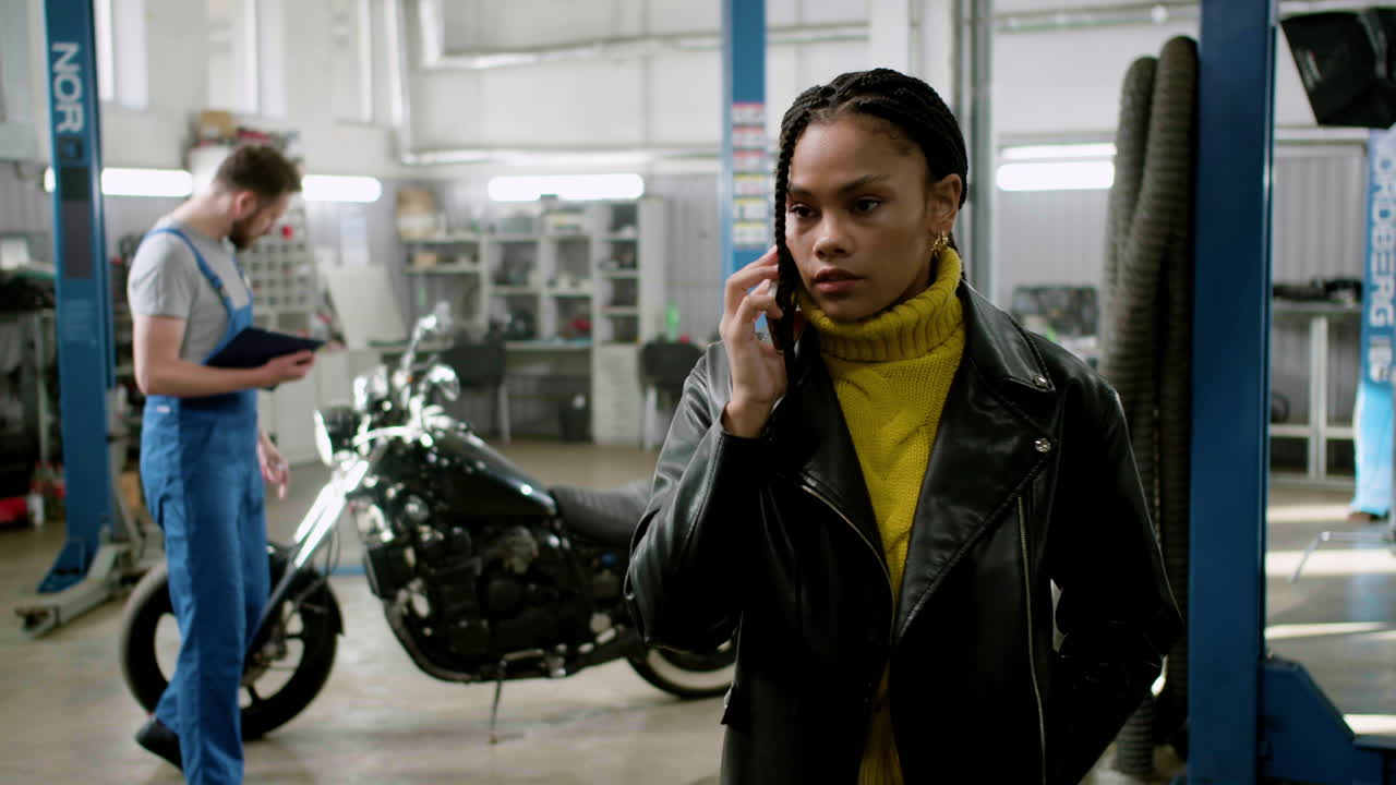 차고에 있는 남자와 여자