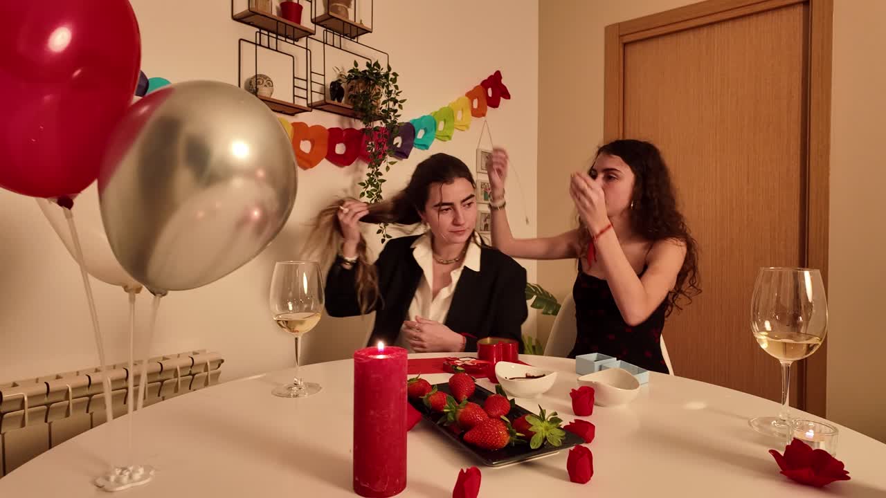 dos amigos celebrando una ocasión especial