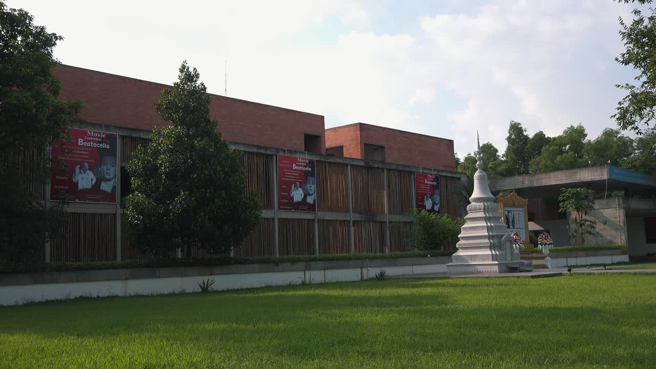 lapso de tiempo de nubes en movimiento sobre un edificio durante el día