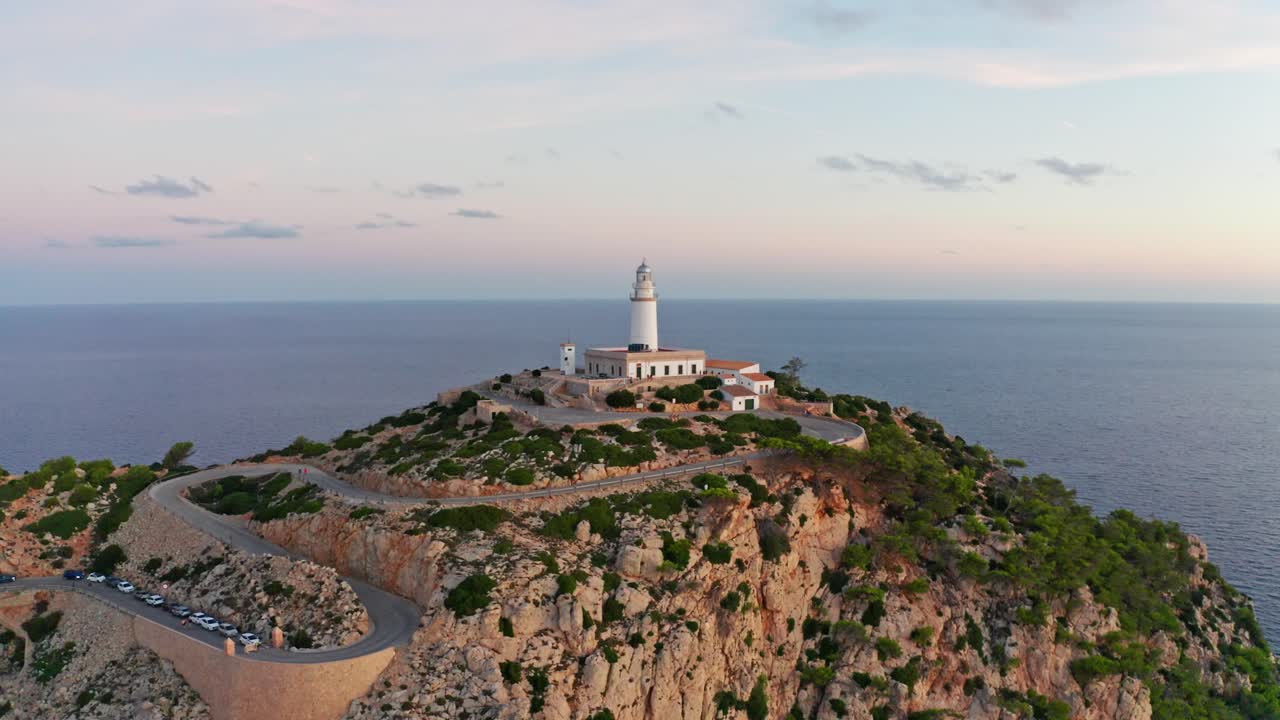 исторический маяк с видом на живописный прибрежный ландшафт с панорамным видом, сигналы для кораблей, воздушный дрон