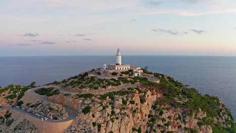 faro histórico con vistas al paisaje costero escénico con una vista panorámica, señales a barcos, avión no tripulado aéreo