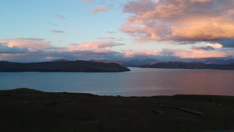 toma panorámica de la hora dorada del lago de montaña escocés