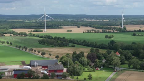 Ländliche-Szene-Mit-Ackerland-Und-Windturbinen-Im-Hintergrund