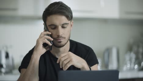 hombre de negocios hablando por teléfono móvil en el hogar lugar de trabajo. hombre de negocios llamar por teléfono