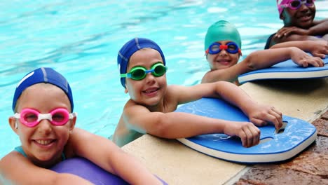 Süße-Kleine-Kinder-Im-Schwimmbad