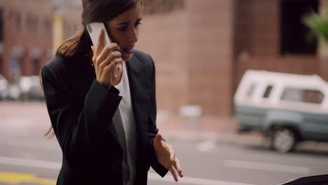 Una-Mujer-Hablando-Por-Su-Teléfono-Celular-Después-De-Su-Auto