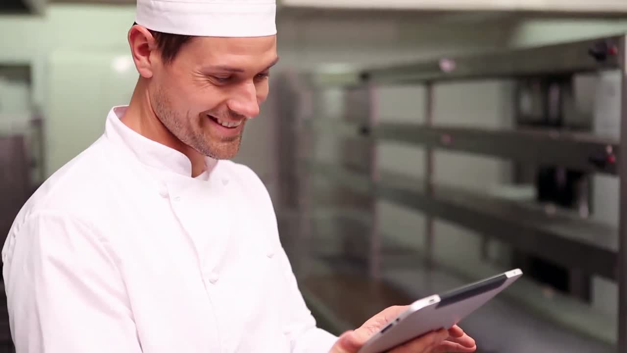 Chef utilisant une tablette numérique