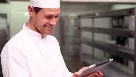 chef usando una computadora tableta