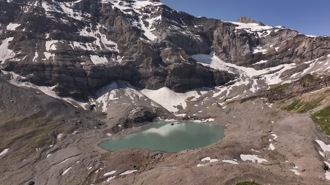 눈 덮인 지역과 울퉁불퉁한 봉우리로 둘러싸인 청록색 물이 있는 스위스 우리(uri switzerland)의 숨 막힐 듯 아름다운 고산 호수