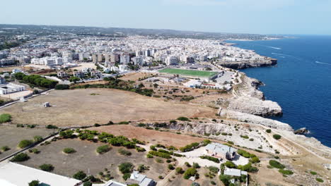 Vista-Aérea-De-La-Ciudad-De-Polignano-A-Mare-En-El-Mar-Adriático-En-Puglia,-Italia