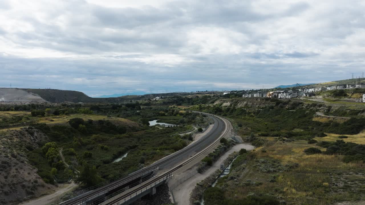 유타 주 블러프데일 의 선두 주자 가 된 경전철 트랙 을 볼 수 있는 도시 거리 위 에서 - 항공 표시
