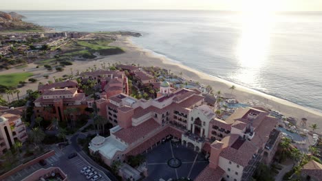 Hermosa-Vista-Aérea-De-Un-Resort-Costero-Y-Una-Villa-Bajo-El-Sol-De-Verano,-Cabo-México