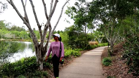 hermosa mujer filipina caminando por un lago