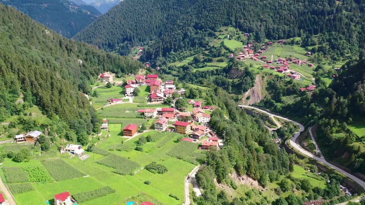 drone aéreo que rodea un pueblo ubicado en el acantilado de montaña de uzungol trabzon en un día soleado de verano rodeado por un hermoso bosque de montaña