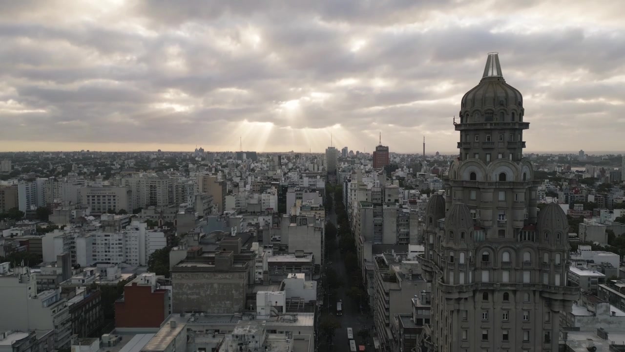 Veduta aerea di Montevideo, Palazzo Salvo, skyline urbano della capitale dell'Uruguay al tramonto.