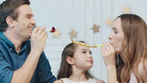 Glückliche-Familie,-Die-Gemeinsam-Im-Wohnzimmer-Weihnachtspfeife-Spielt.