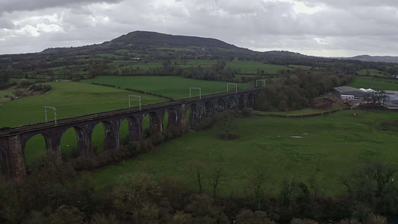 una vista aérea del gran viaducto del puente ferroviario de buxton en el parque nacional del distrito pico de derbyshire, una concurrida vía de tren en la hermosa campiña de derbyshire, fotografía aérea