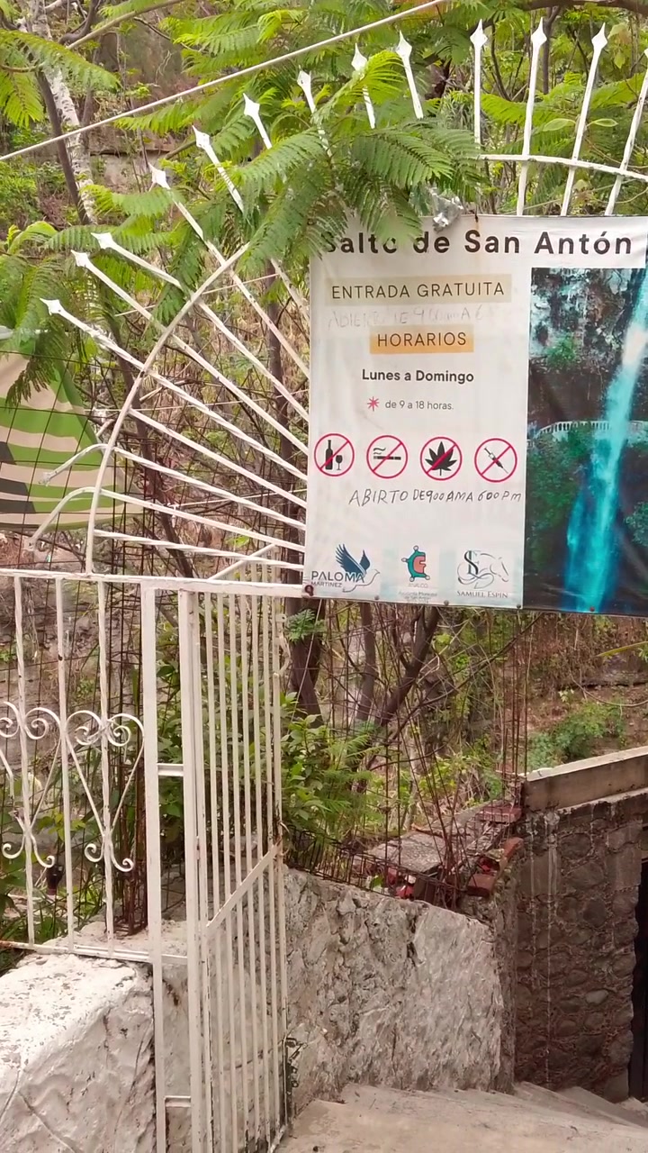 Cancello d'ingresso con cartello informativo per i visitatori al Salto de San Anton, che fornisce dettagli sull'accesso e regolamenti del parco presso l'attrazione panoramica della cascata a Morelos, Messico