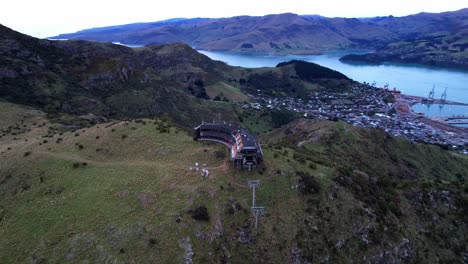 Orbit-Aerial-Christchurch-Sesselliftstation-Mit-Lyttelton-Hafen-Im-Morgengrauen