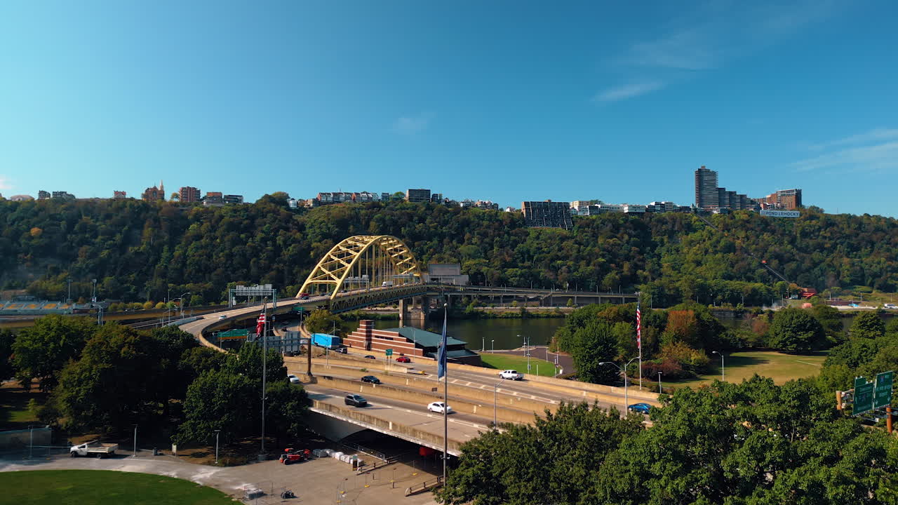 Pittsburgh, ABD, 2 Ağustos 2025: Fort Pitt Köprüsü’nde ve ona giden yolda hareketli trafik. Pittsburg, Pensilvanya, ABD’de Monongahela Nehri’nin muhteşem manzarası. Hava çekimi