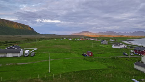 Stave-Norway-Aerial-V15-Low-Level-Drohne-Fliegt-Entlang-Der-Küste-Und-Erfasst-Den-Küstencampingplatz,-Umgeben-Von-Einer-Wunderschönen-Berglandschaft-Und-Endlosem-Meerblick---Aufgenommen-Mit-Mavic-3-Cine---Juni-2022