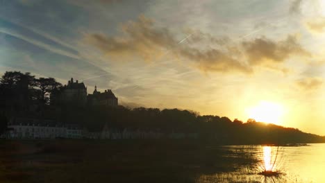 Die-Skyline-Der-Goldenen-Stunde-Beleuchtet-Das-Idyllische-Flusswasser-Und-Den-Wald-Darunter