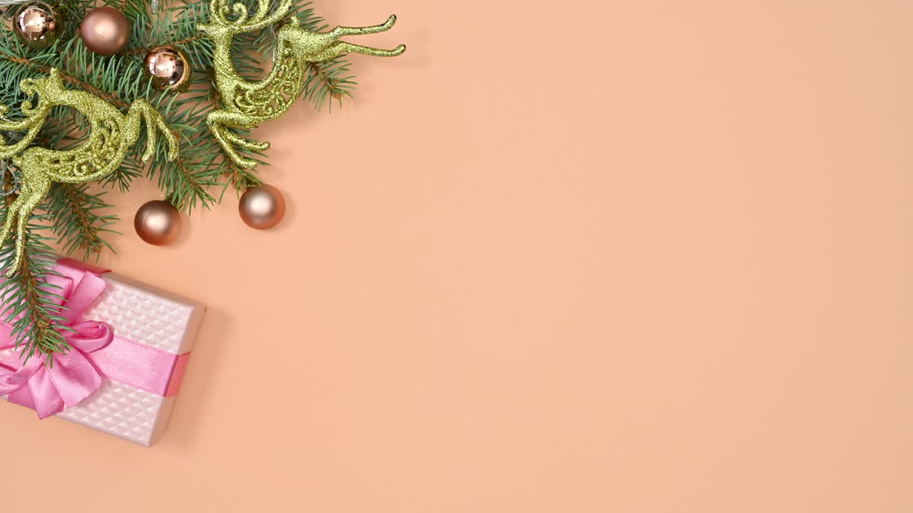 decoración para navidad en tema naranja. guirnalda de abeto con adornos de oro y regalo. stop motion