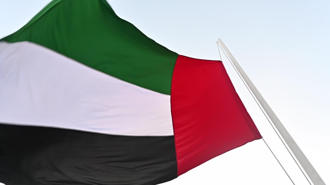 la bandera de los emiratos árabes unidos está a medio mástil