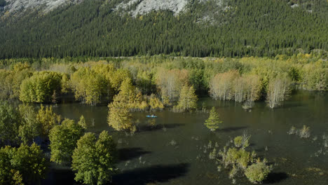 Kajakfahrer-Paddelt-Durch-Die-Herbstfarben-Auf-Dem-Abraham-Lake-In-Alberta,-Kanada