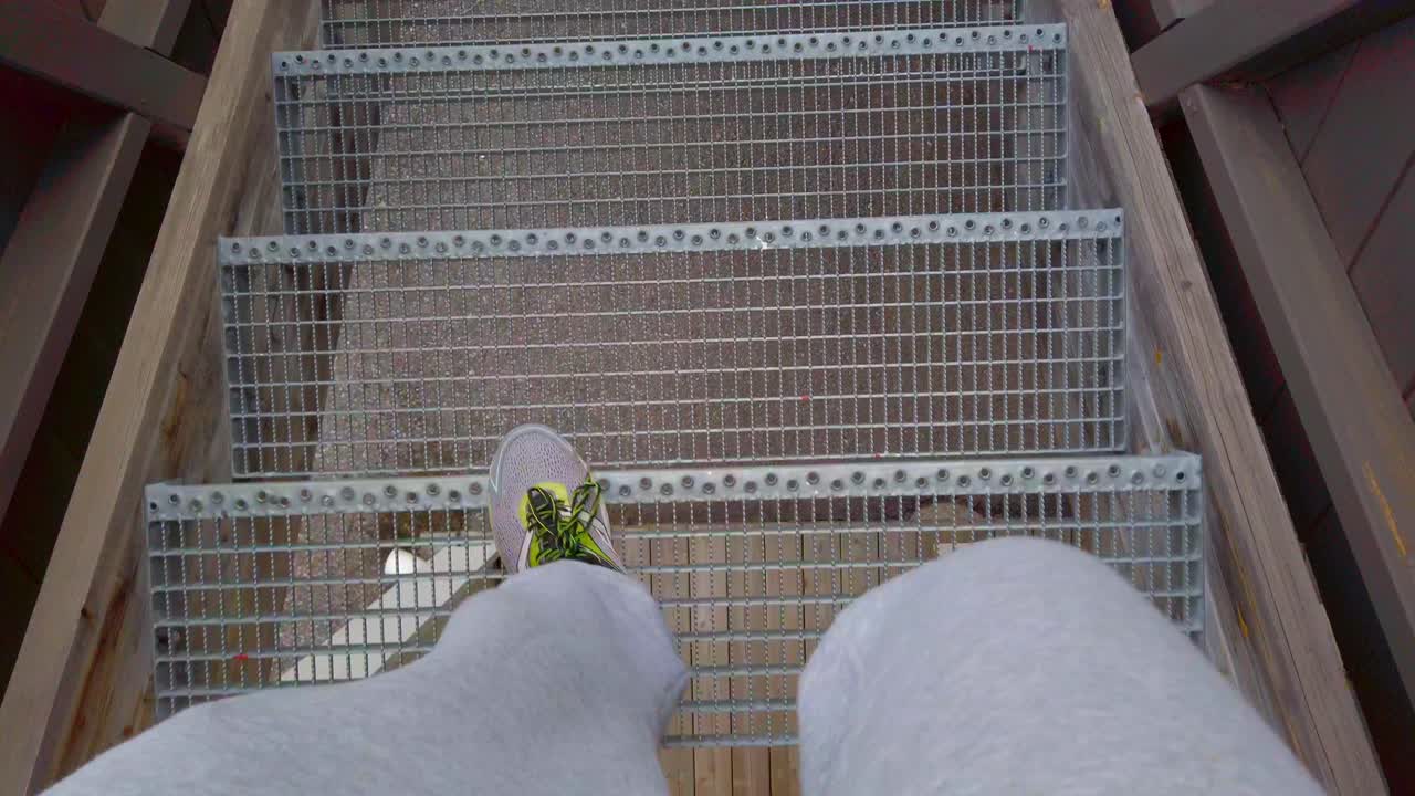 노르웨이의 계단에서 내려가세요.