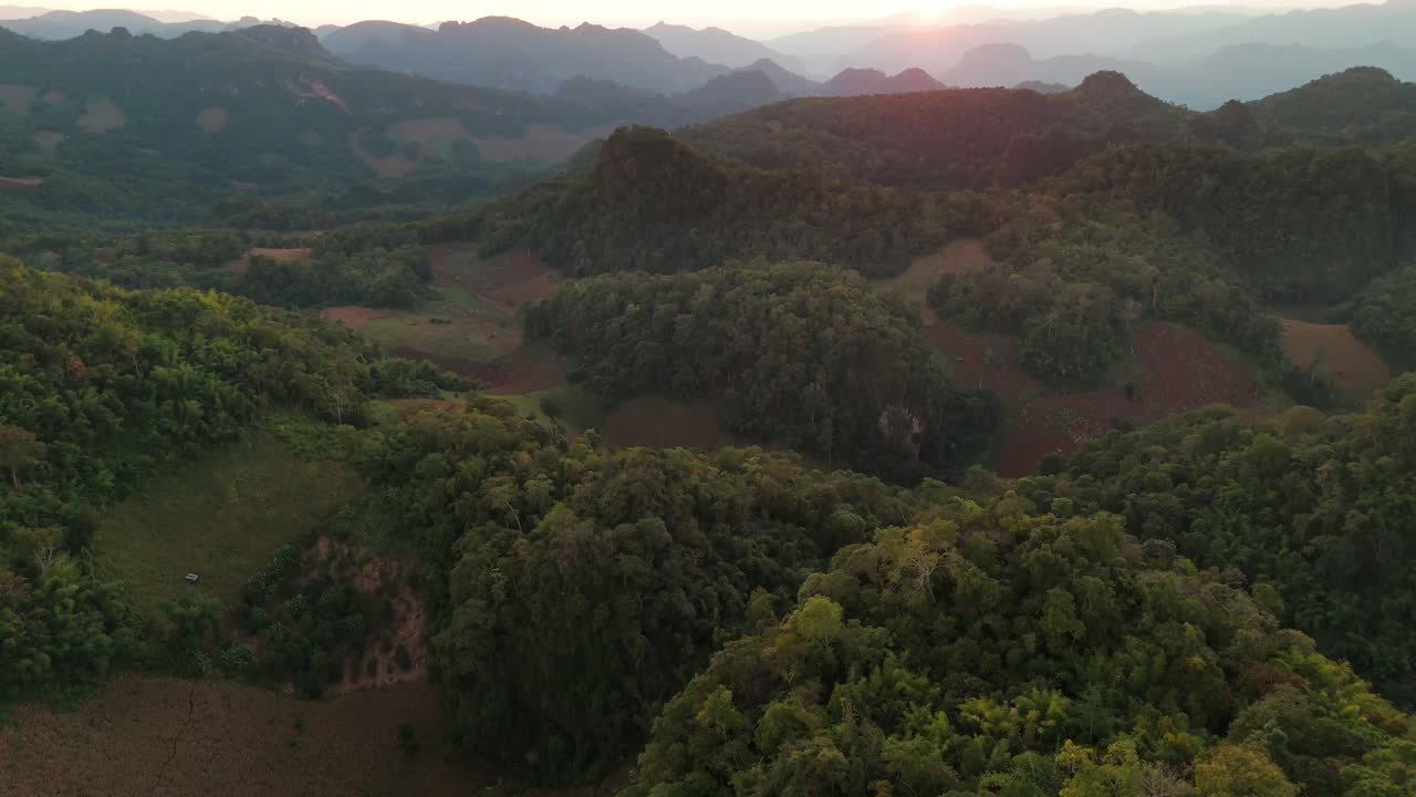 drone aéreo alrededor de las montañas madre tailandia paisaje en la provincia de mae hong hijo al atardecer