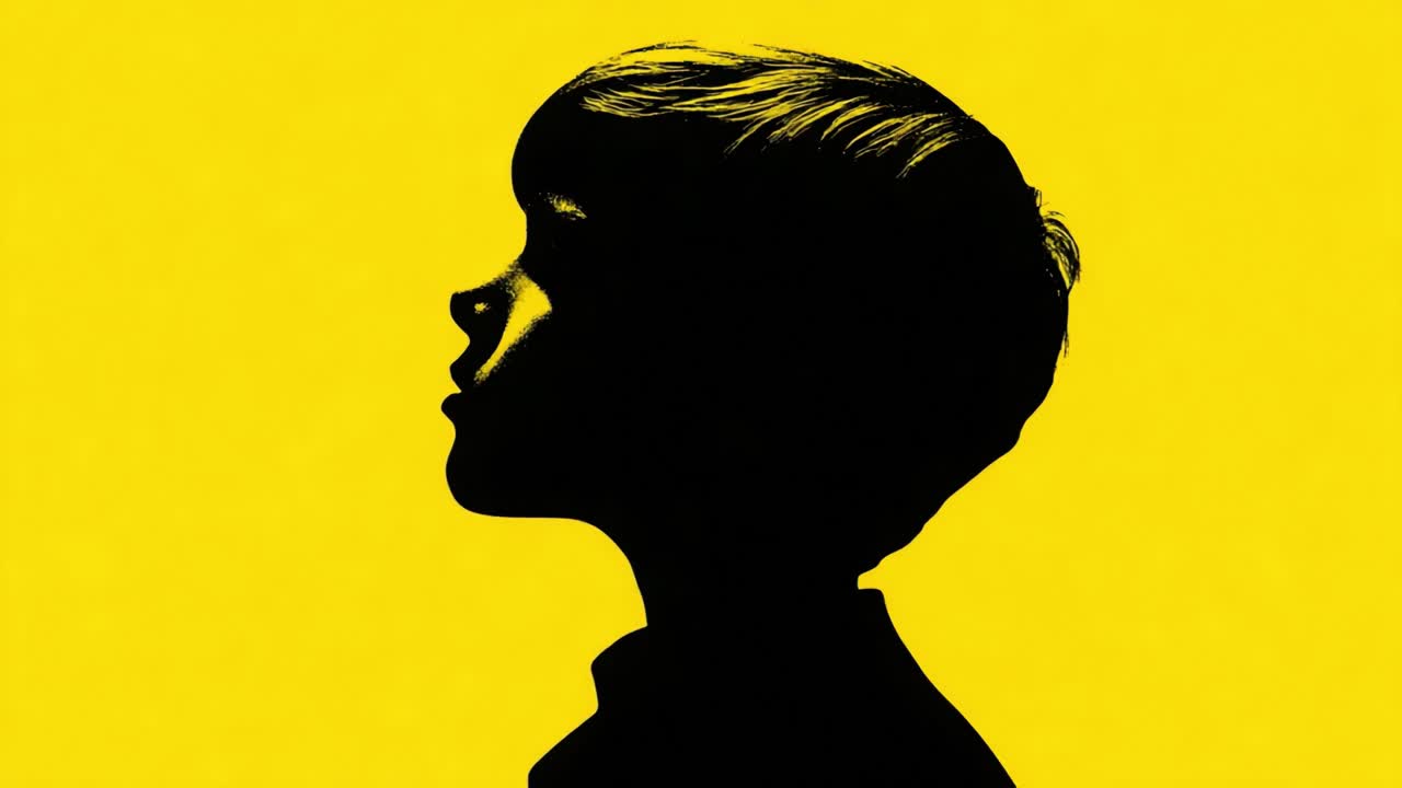 Una silhouette affascinante di un bambino su uno sfondo giallo vivido che illustra l'innocenza e la curiosità in un momento di quiete e riflessione