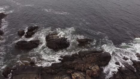 Olas-Aéreas-Del-Océano-Atlántico-De-Arriba-Hacia-Abajo-Rompiendo-En-La-Costa-Rocosa