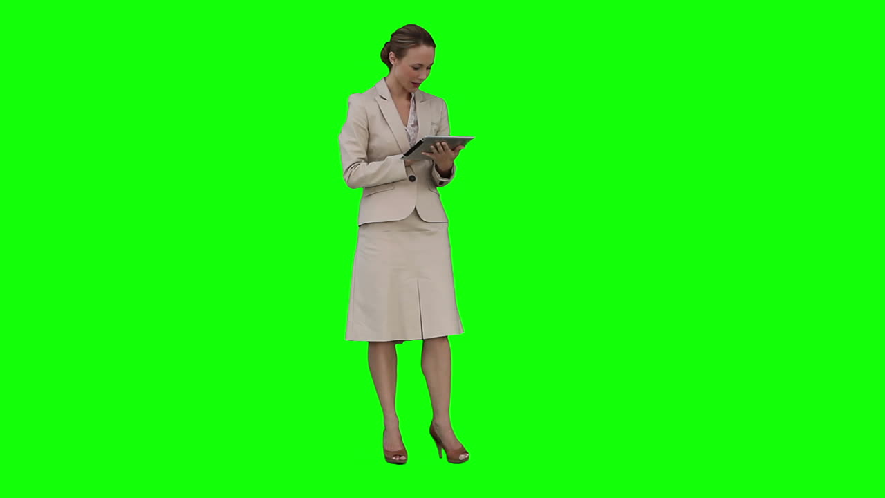 Una donna tiene in mano un tablet PC.