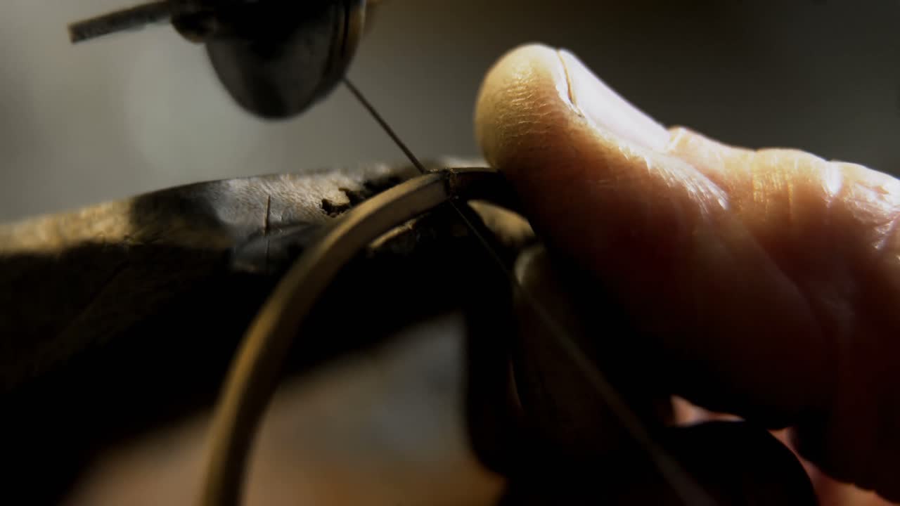 Goldsmith cutting bangle with saw 4k