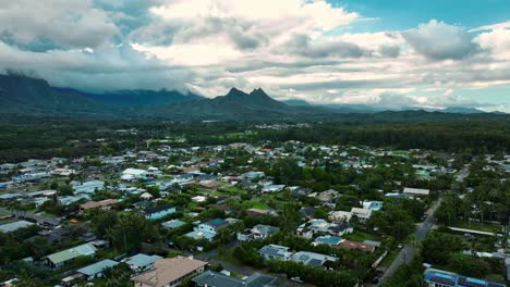 tiro de drone de un pueblo de montaña