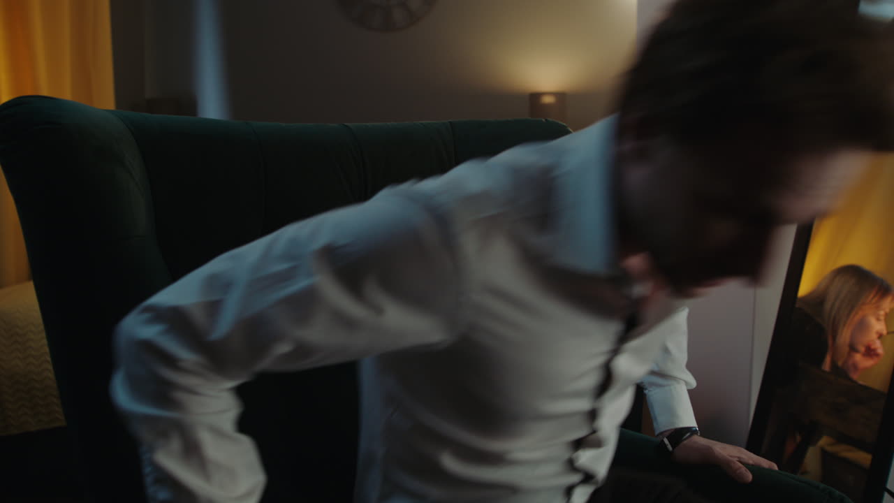 Uomo e donna in una stanza