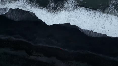 Atemberaubende-Luftaufnahme-Vom-Schwarzen-Sandstrand-Von-Reynisfjara-Im-Sommer-In-Island,-Wo-Strandwellen-Einen-Kontrast-Zum-Wunderschönen-Dunklen-Sand-Bilden