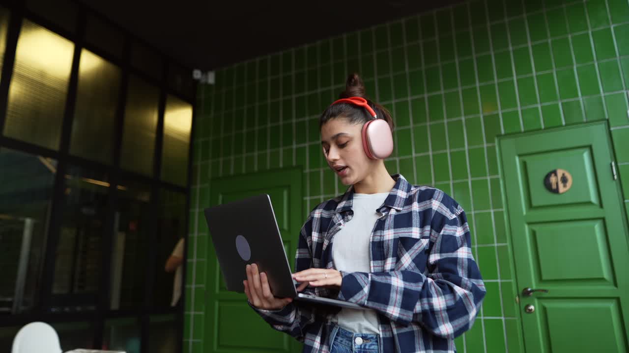 mujer joven trabajando en una computadora portátil al aire libre
