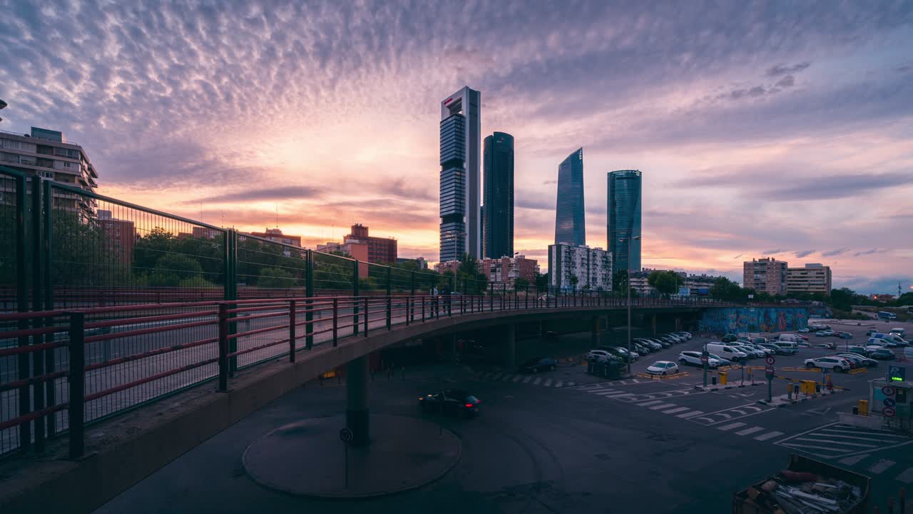 el horizonte del atardecer en el centro de madrid