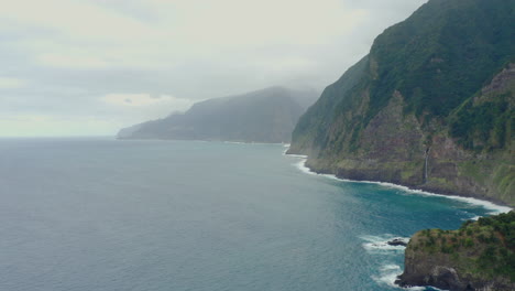 línea costera miradouro do véu da noiva cascada madeira disparo de drone montaña con olas cielo panorámico océano, playa