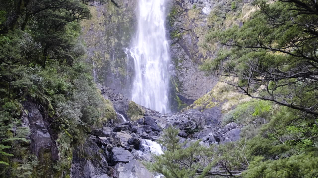 toma panorámica de la cascada punchbowl del diablo en arthur's pass, nueva zelanda