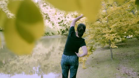 mujer asiática hace ejercicio en el parque al aire libre con nueva normalidad en situación covid-19
