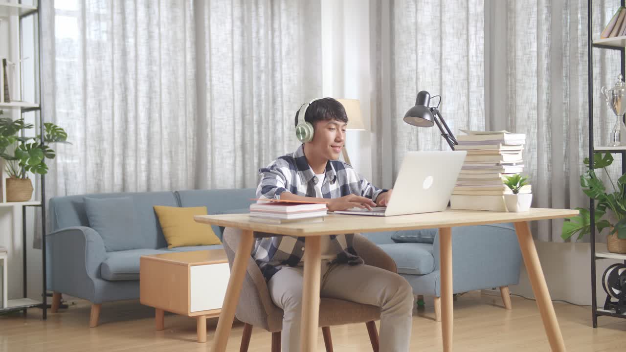 음악과 함께 온라인 수업을 즐기는 학생