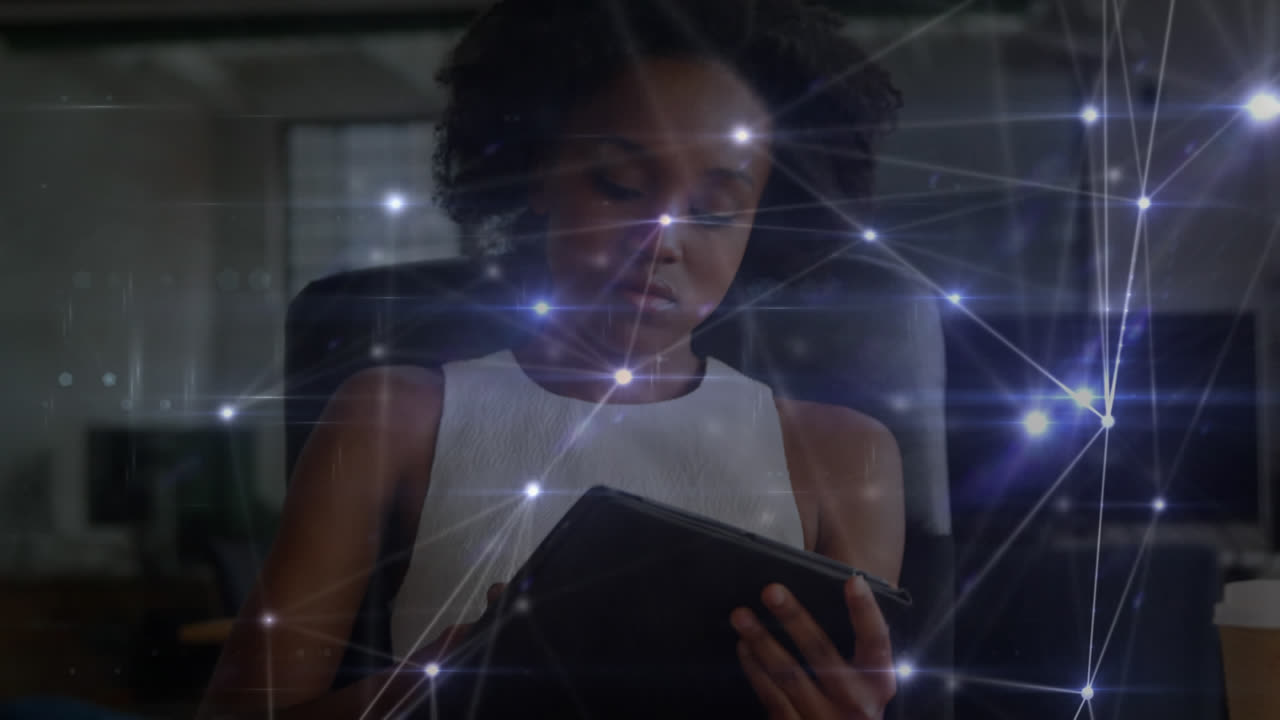 animación de la red de conexiones sobre el médico afroamericano usando la tableta