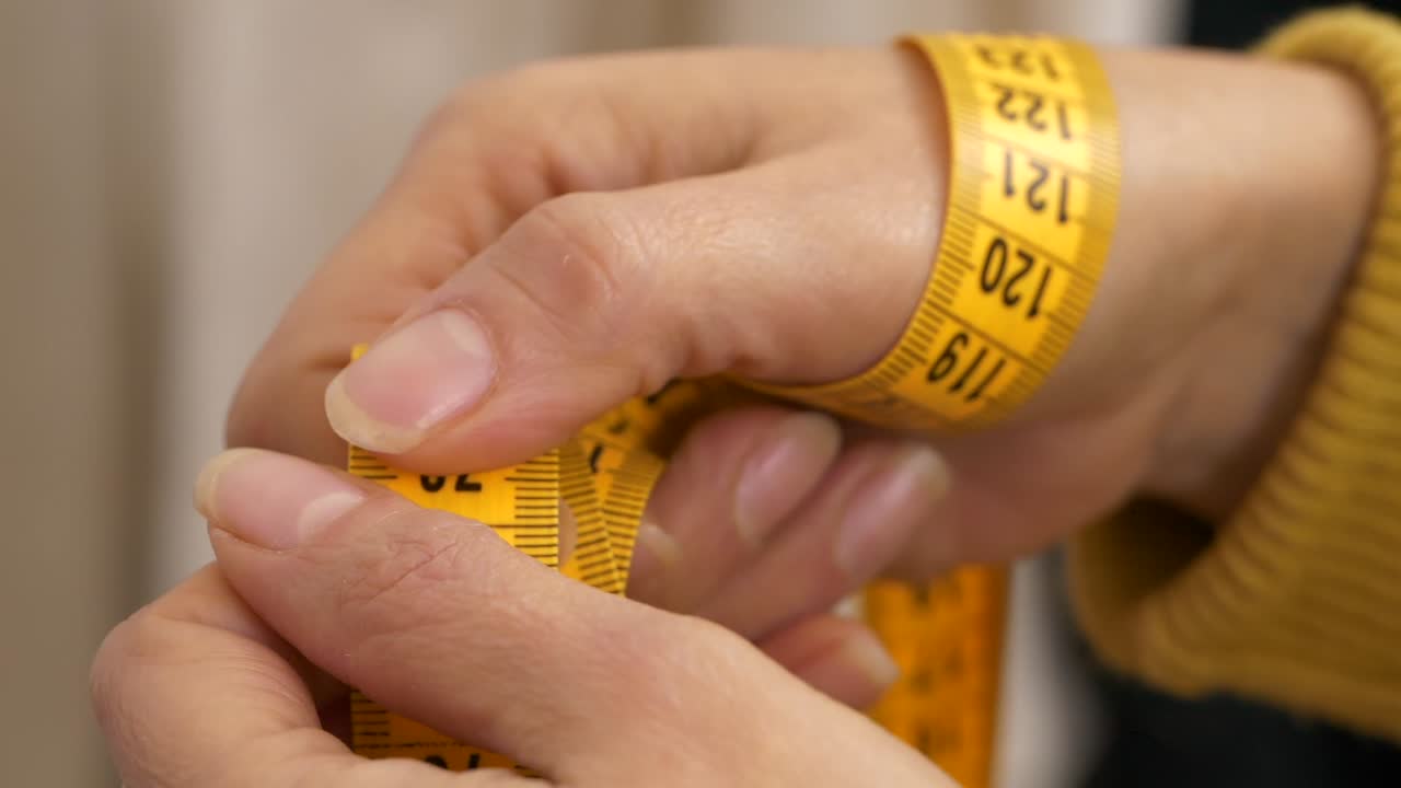 крупный план рулетки в руках женщины. замедленная съемка
