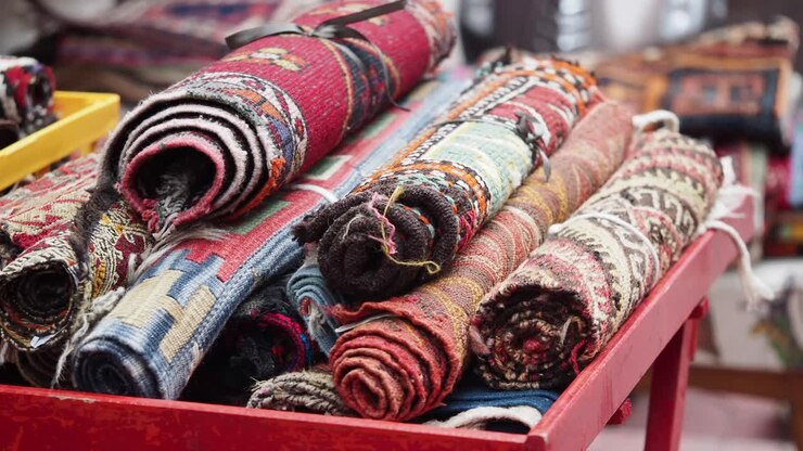 Pila di tappeti e moquette arrotolati