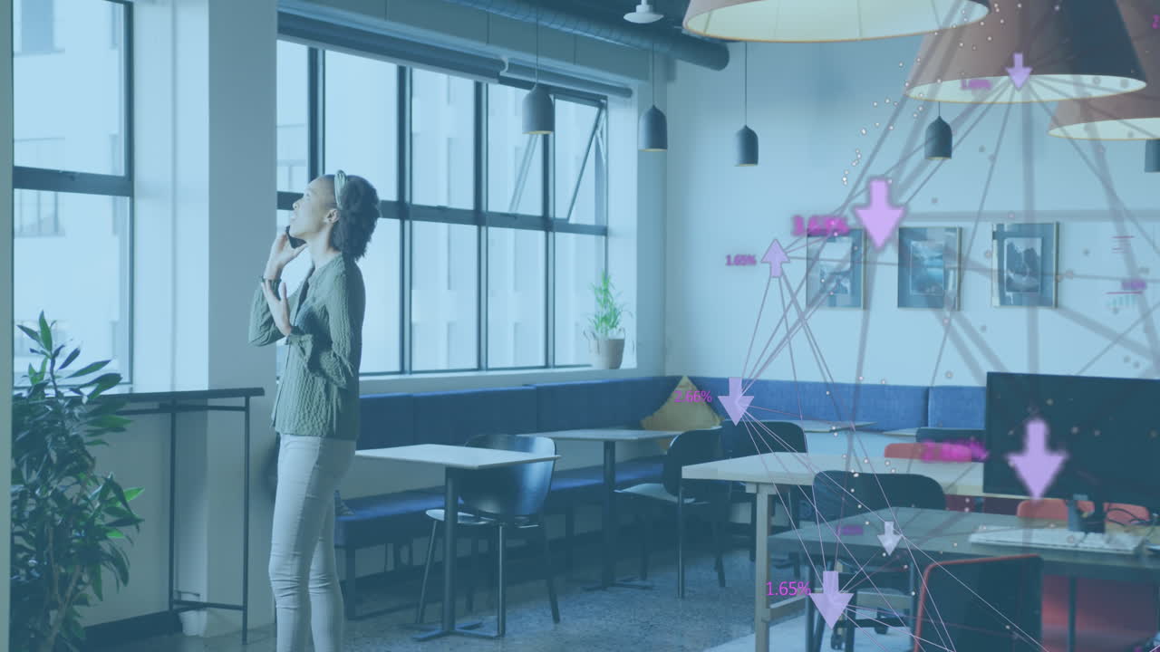 animación de la red de conexiones sobre mujer de negocios afroamericana que trabaja en la oficina